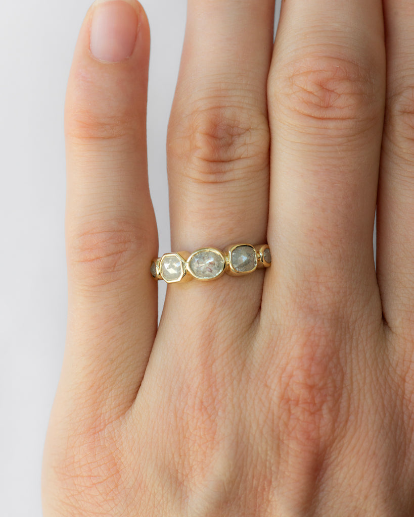 14k Icy Diamond Moitié Band