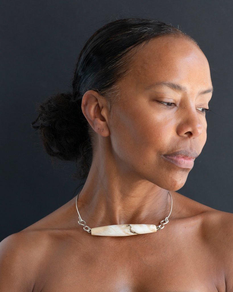 Collar for a Hostess