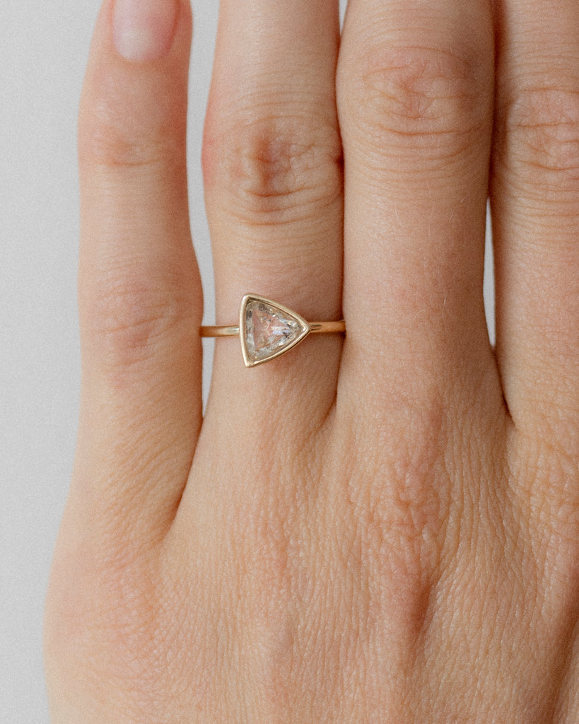 14k Triangular Mossy Diamond Floating Ring